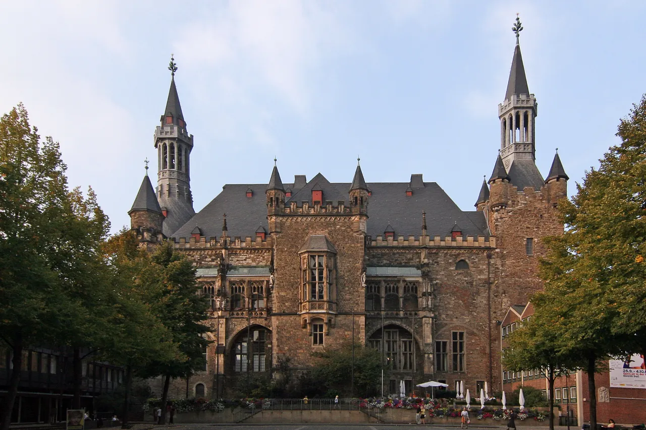 Ortsaufnahme (Veranstaltungsort, ohne Markt): Das Aachener Rathaus, vom Katschhof aus gesehen