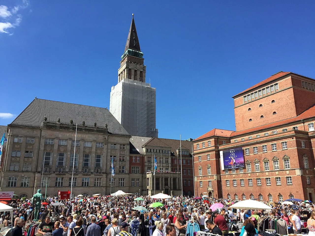 Flohmarkt auf dem Kieler Rathausplatz vor Rathaus und Opernhaus