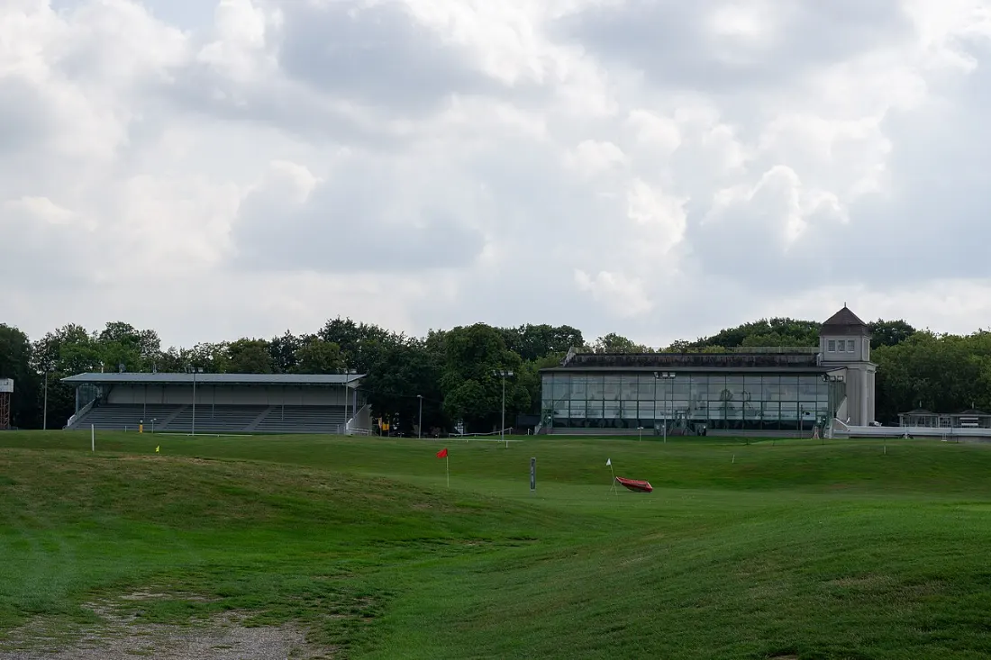 Ortsaufnahme (Veranstaltungsort, ohne Markt): Tribünen und Glasgebäude der Galopprennbahn Dortmund in Wambel, davor Rasenflächen – ohne Markt