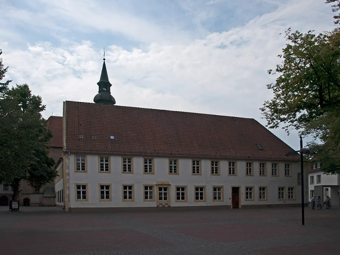 Ortsaufnahme (Veranstaltungsort, ohne Markt): Der gepflasterte Klosterplatz in Bielefeld mit dem Franziskanerkloster, dahinter der Turm von St. Jodokus – ohne Markt