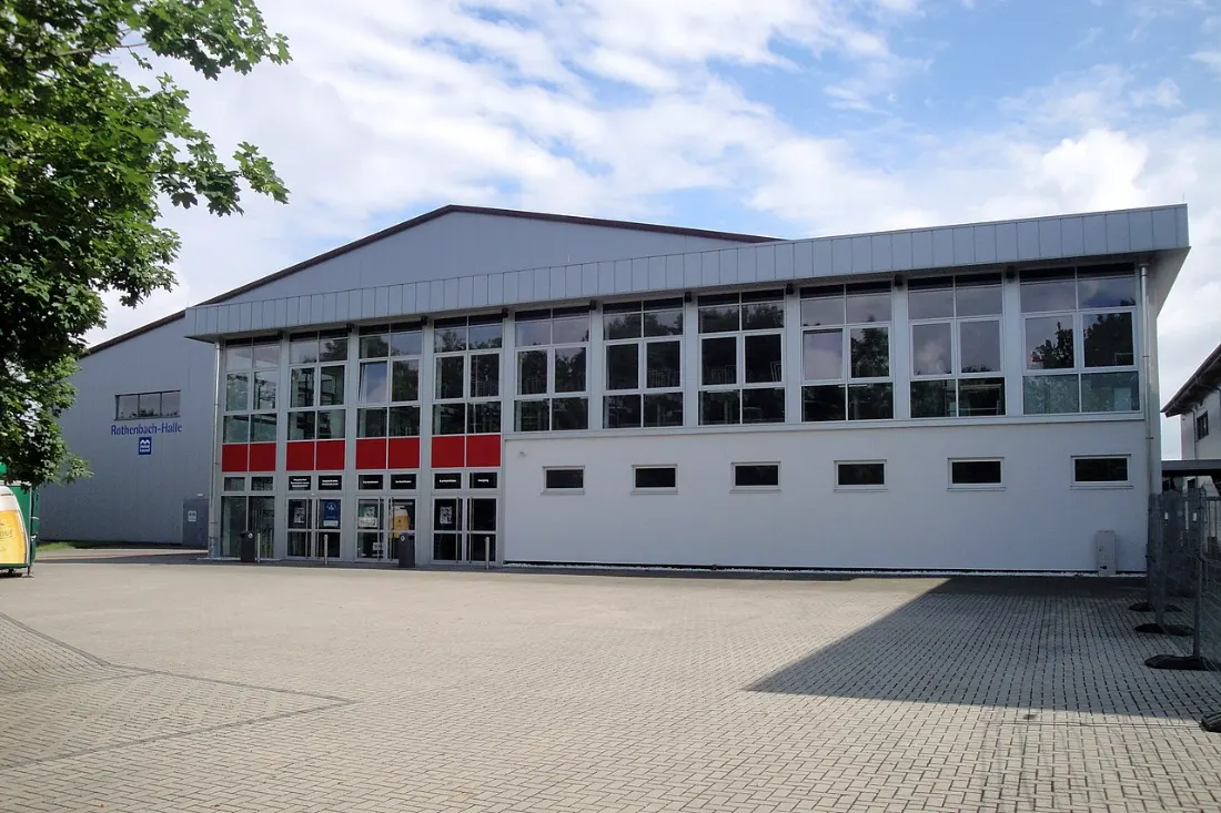 Ortsaufnahme (Veranstaltungsort, ohne Markt): Die Rothenbach-Halle der Messe Kassel mit gepflastertem Vorplatz – eine der Messehallen, ohne Markt