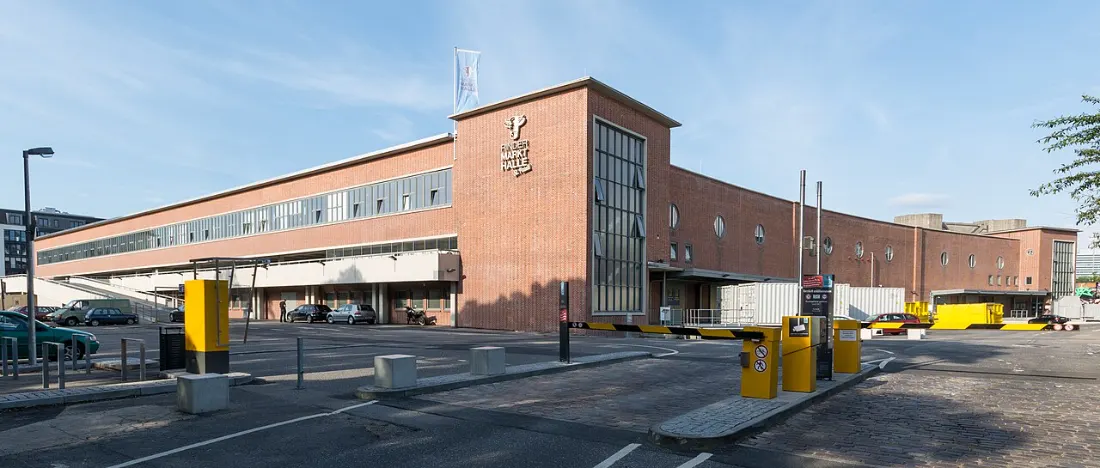 Ortsaufnahme (Veranstaltungsort, ohne Markt): Die Rindermarkthalle St. Pauli mit Vorplatz und Parkfläche am Neuen Kamp – ohne Markt