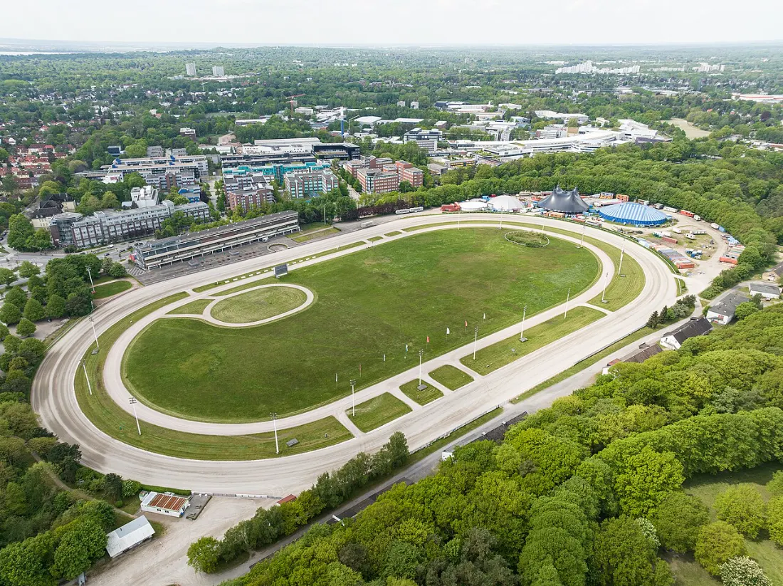 Ortsaufnahme (Veranstaltungsort, ohne Markt): Luftbild der Trabrennbahn Bahrenfeld in Hamburg mit Tribünengebäude und Rennbahn – ohne Markt